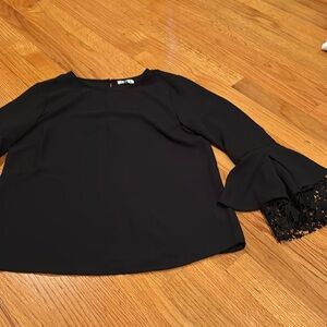 Mid length arm sleeve with lace detail